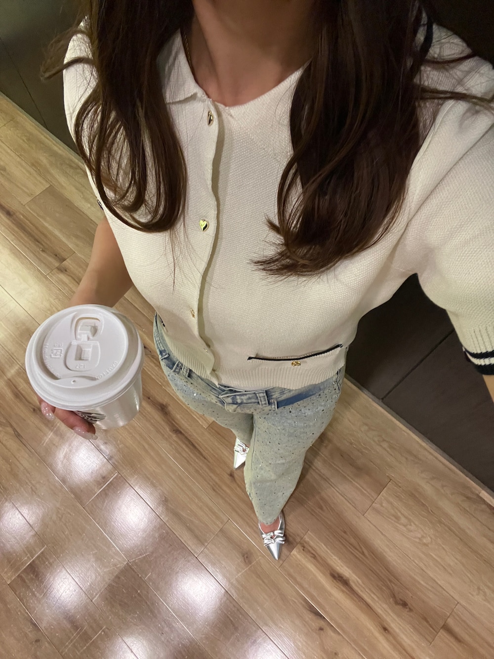 ホワイト系のワンピース、ブルー系のデニムパンツを着用したレディースの春コーディネートの3枚目の写真