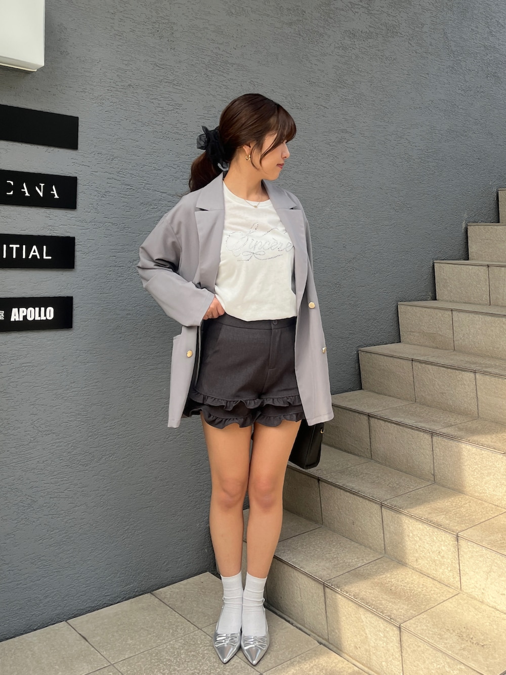 グレー系のテーラードジャケット、ホワイト系のTシャツ/カットソー、グレー系のその他パンツを着用したレディースの春コーディネートの3枚目の写真