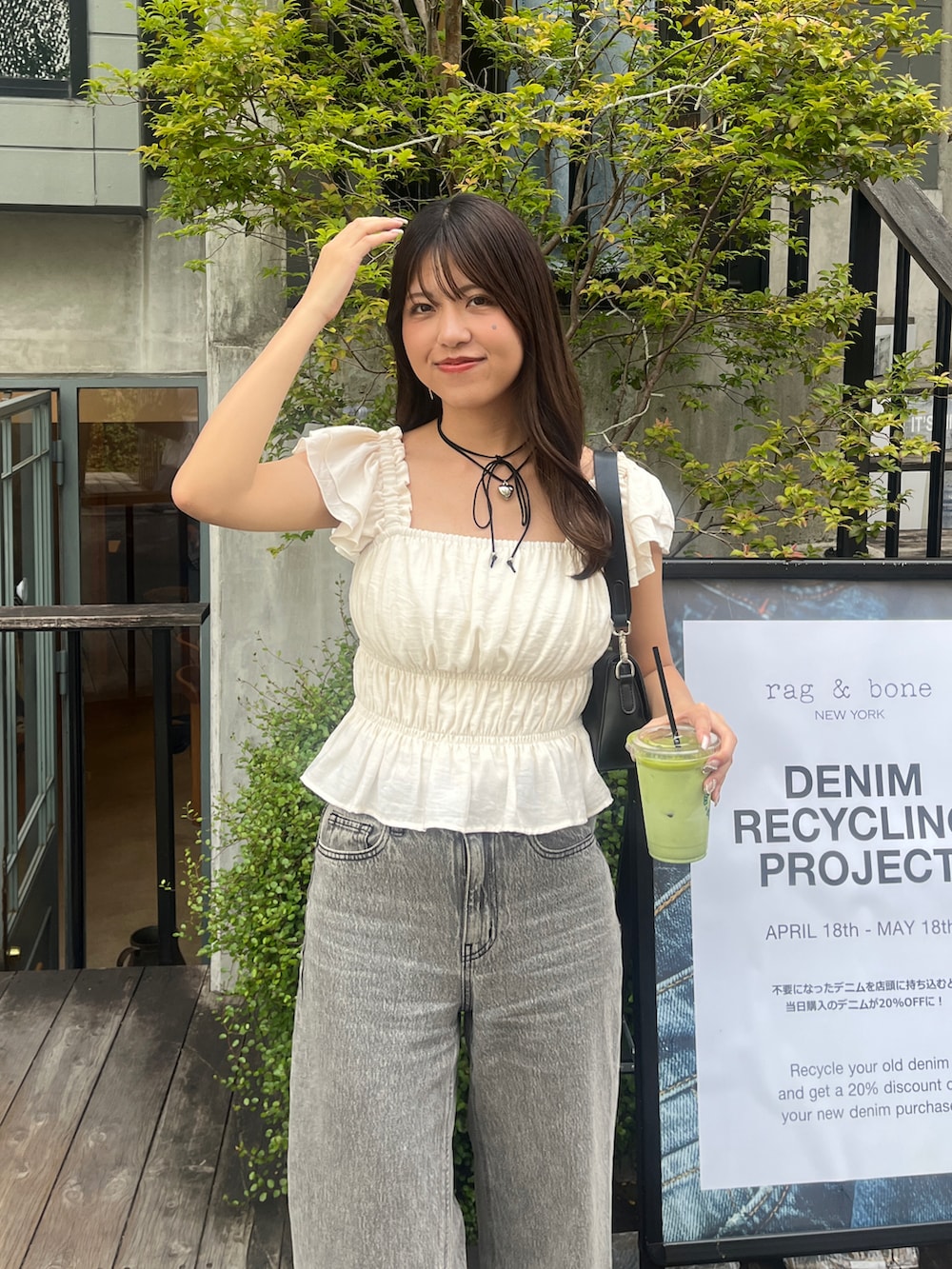 ホワイト系のシャツ/ブラウスを着用したレディースの春コーディネートの5枚目の写真