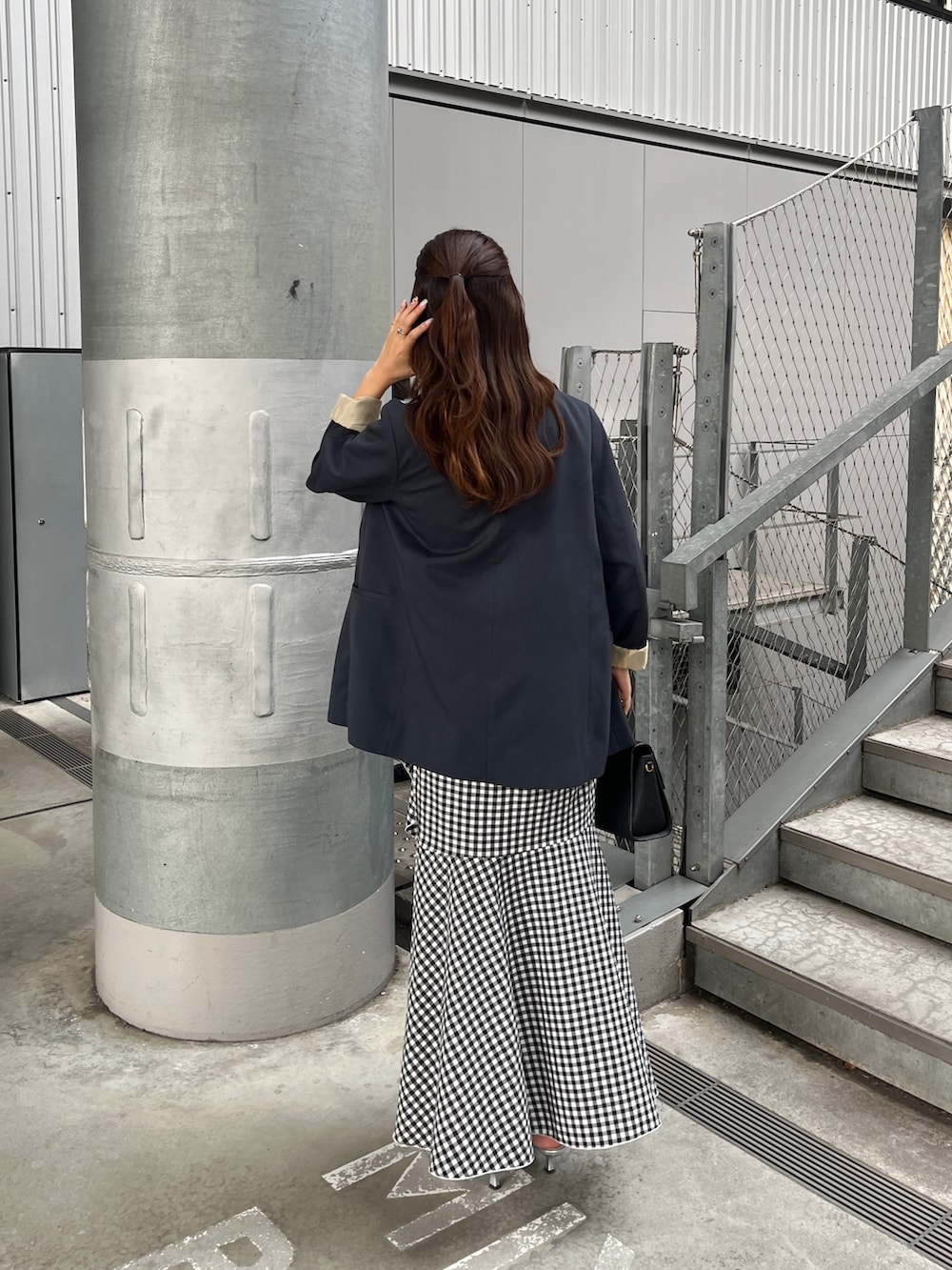 その他のスカートを着用したレディースの春コーディネートの4枚目の写真