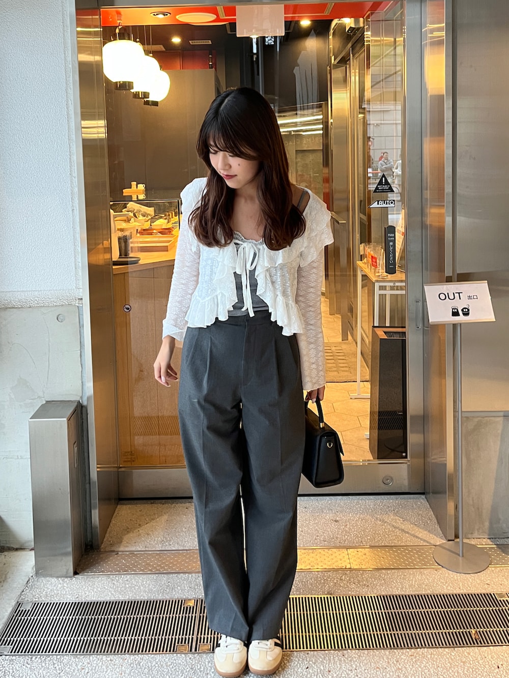 ホワイト系のカーディガン/ボレロを着用したレディースの春コーディネートの2枚目の写真