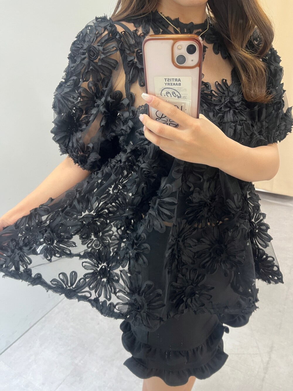 ブラック系のシャツ/ブラウス、ブラック系のその他パンツを着用したレディースの夏コーディネートの3枚目の写真