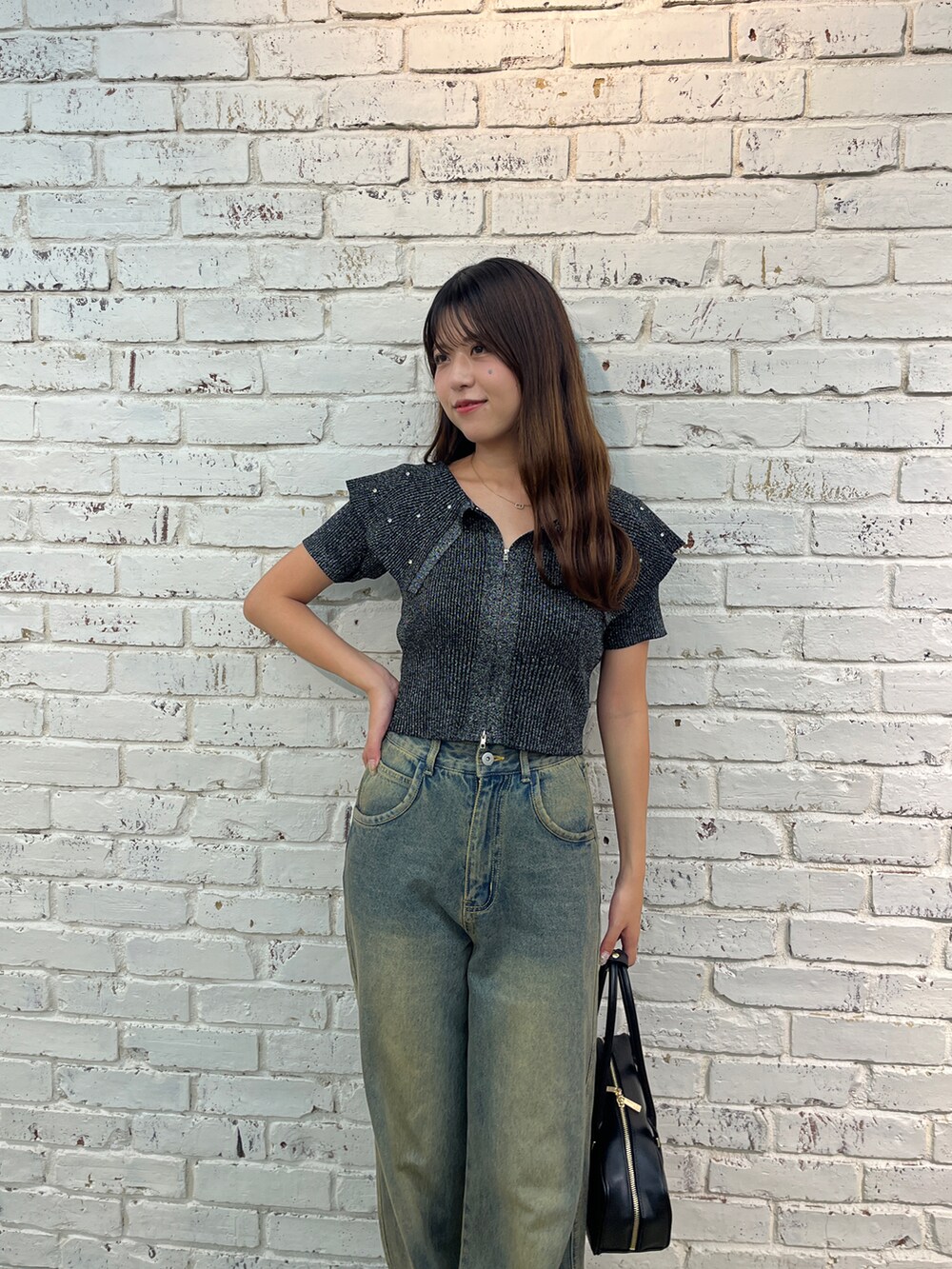 ブラック系のTシャツ/カットソー、その他のデニムパンツを着用したレディースの夏コーディネートの3枚目の写真