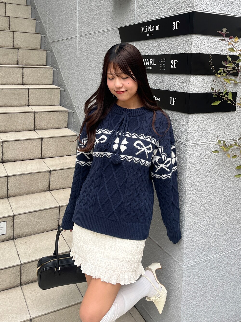 ブルー系のニット/セーターを着用したレディースの秋コーディネートの3枚目の写真