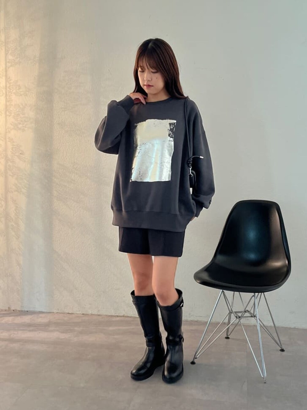 ブラック系のスウェットを着用したレディースの秋コーディネートの2枚目の写真