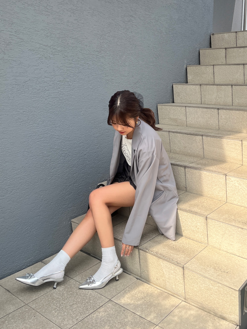 グレー系のテーラードジャケット、ホワイト系のTシャツ/カットソー、グレー系のその他パンツを着用したレディースの春コーディネートの5枚目の写真