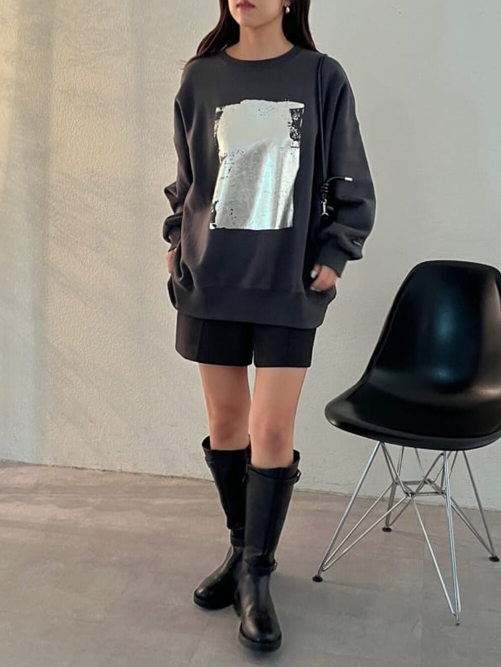 ブラック系のスウェットを着用したレディースの秋コーディネートの5枚目の写真