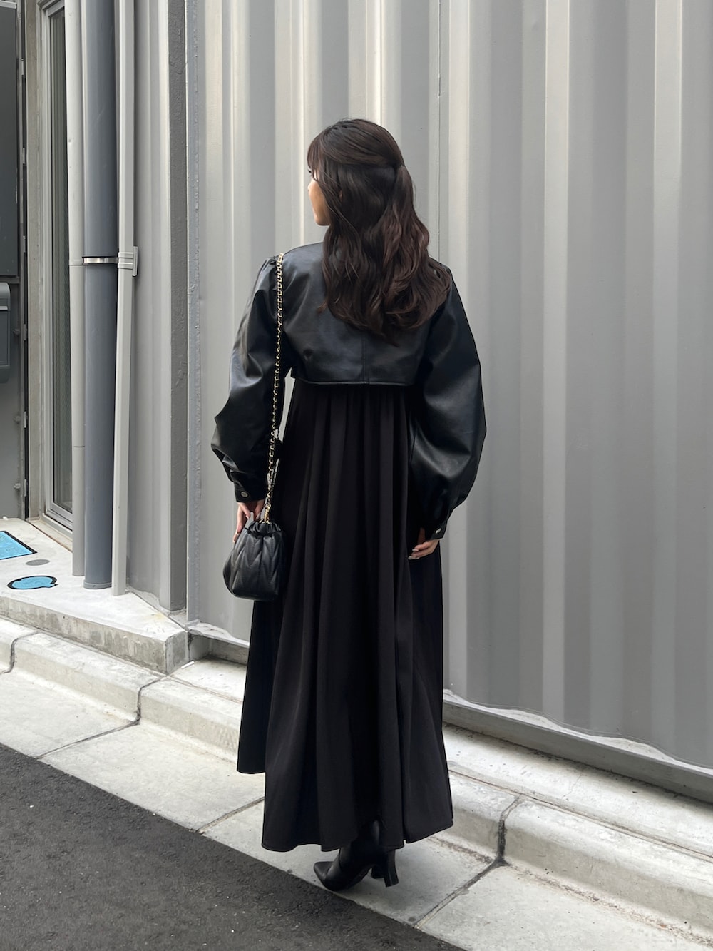 ブラック系のワンピース、ブラック系のその他アウターを着用したレディースの秋コーディネートの5枚目の写真