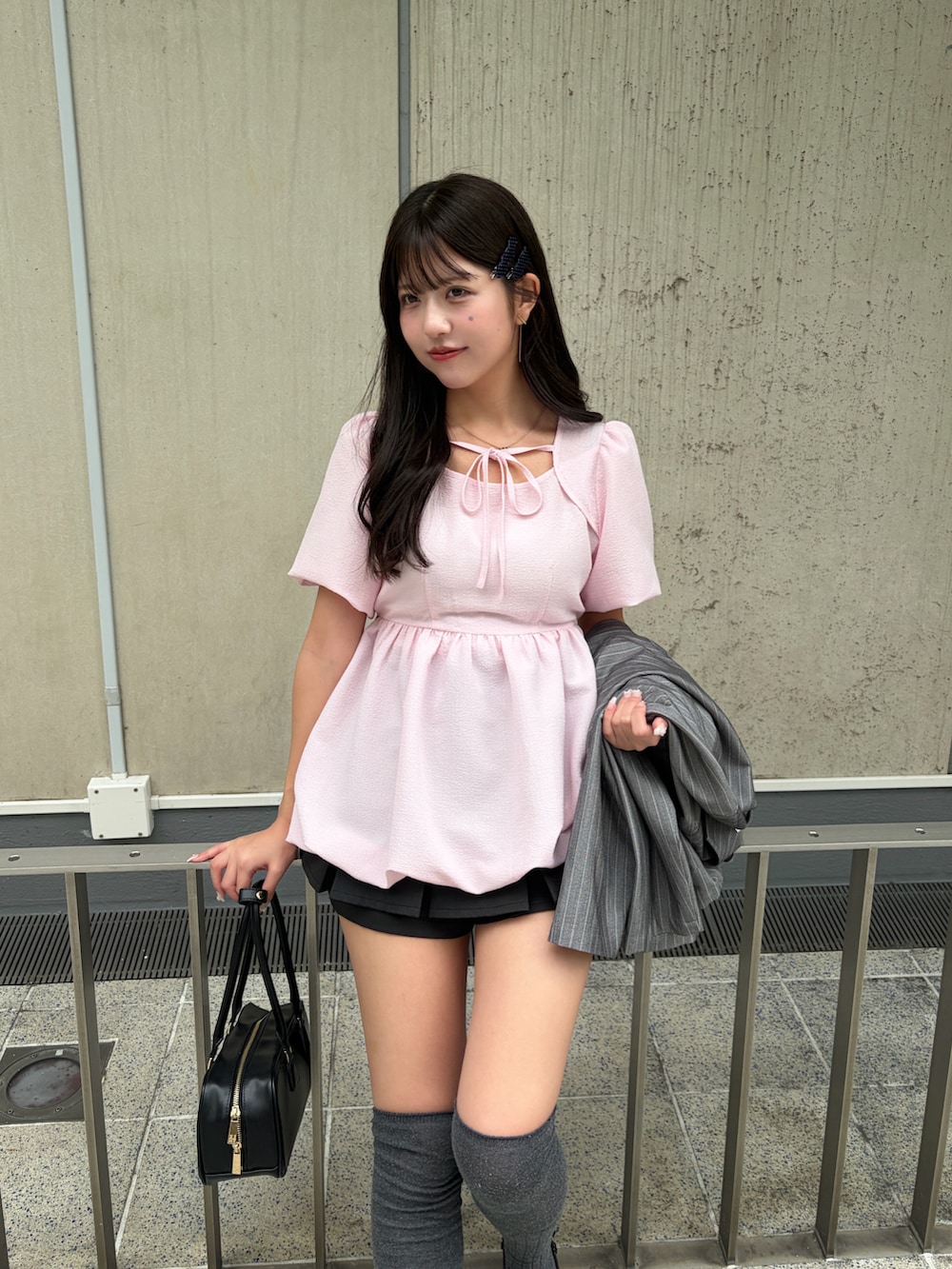 ピンク系のシャツ/ブラウス、その他のテーラードジャケット、ブラック系のスカートを着用したレディースの春コーディネートの5枚目の写真