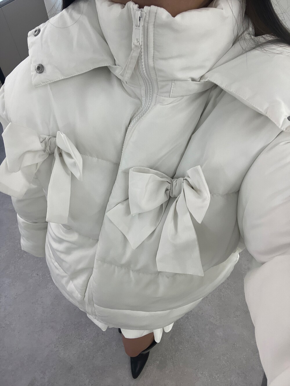 ホワイト系のブルゾンを着用したレディースの秋コーディネートの2枚目の写真