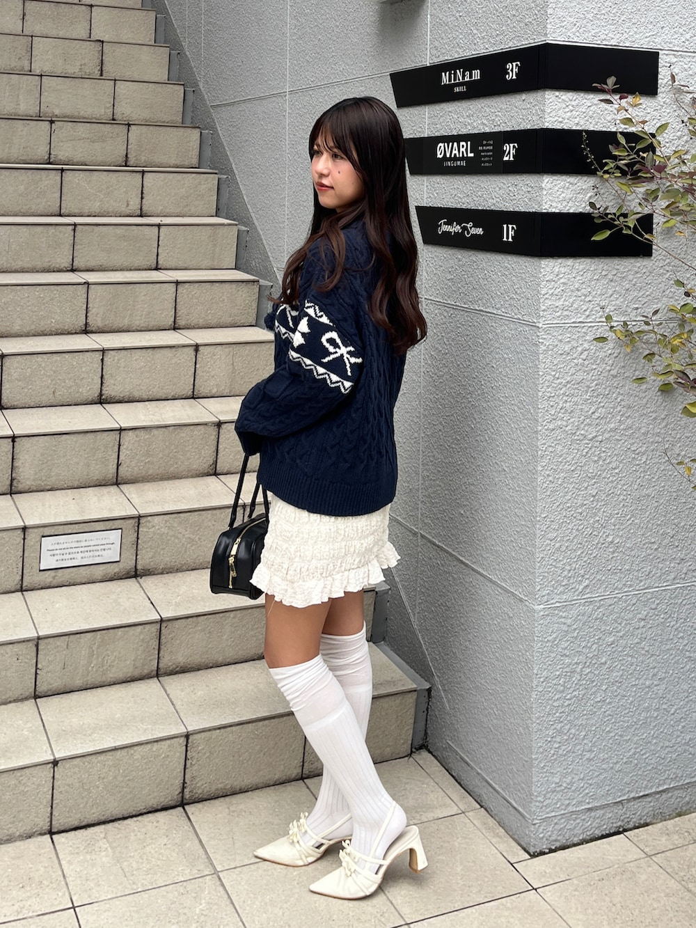 ブルー系のニット/セーターを着用したレディースの秋コーディネートの4枚目の写真