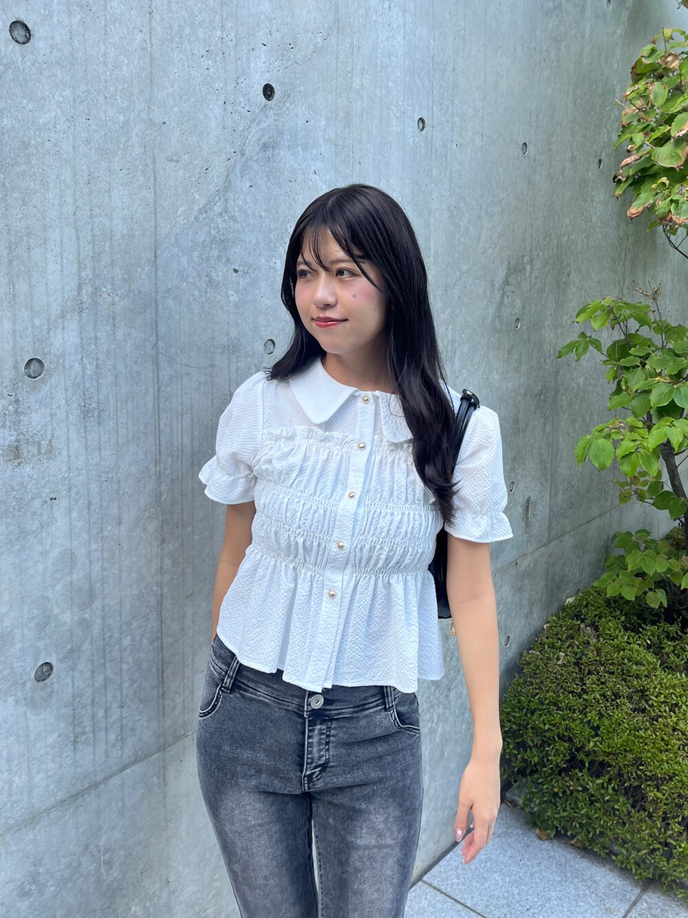 ホワイト系のシャツ/ブラウス、ブラック系のデニムパンツを着用したレディースの夏コーディネートの2枚目の写真