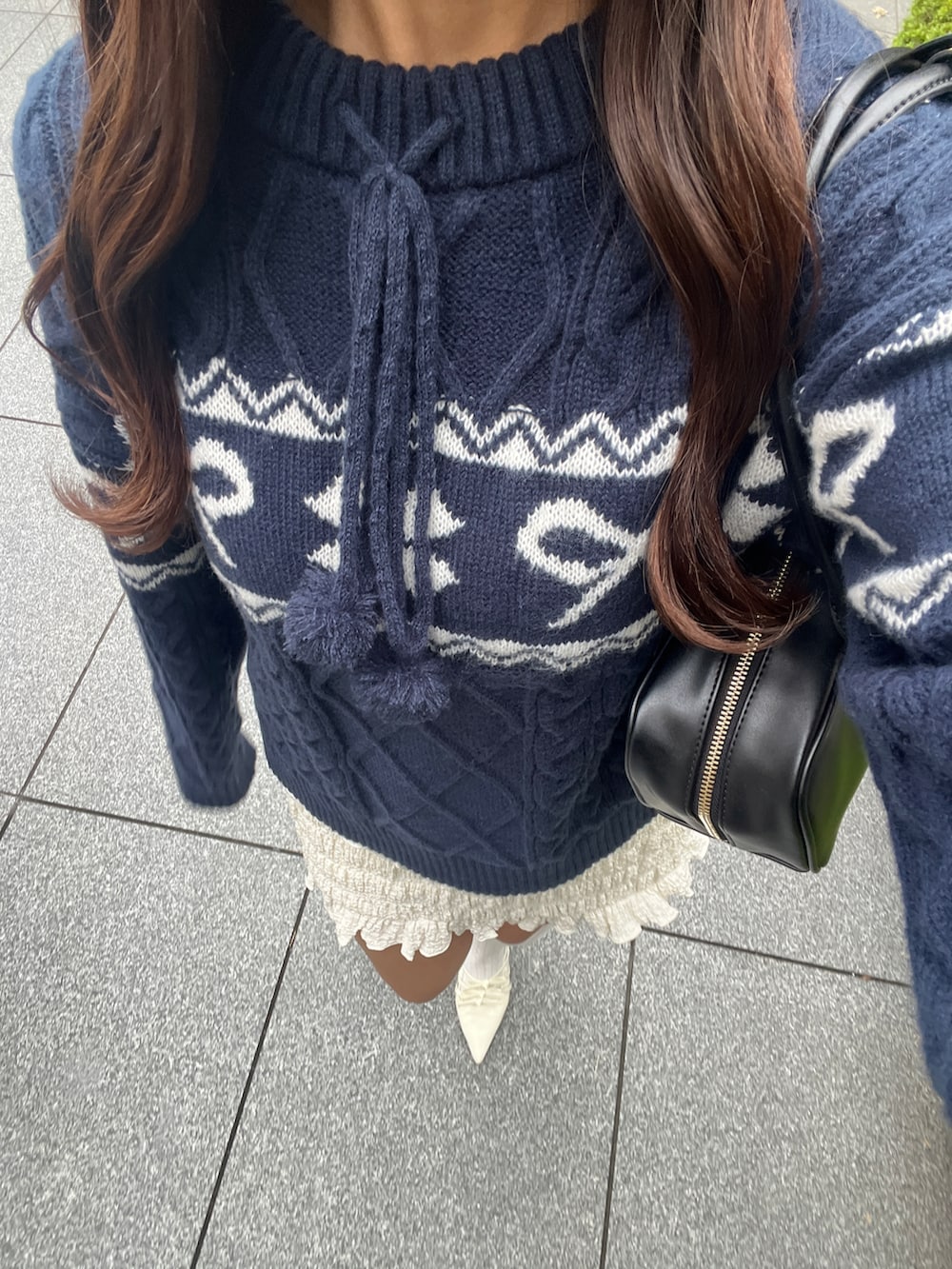 ブルー系のニット/セーターを着用したレディースの秋コーディネートの2枚目の写真