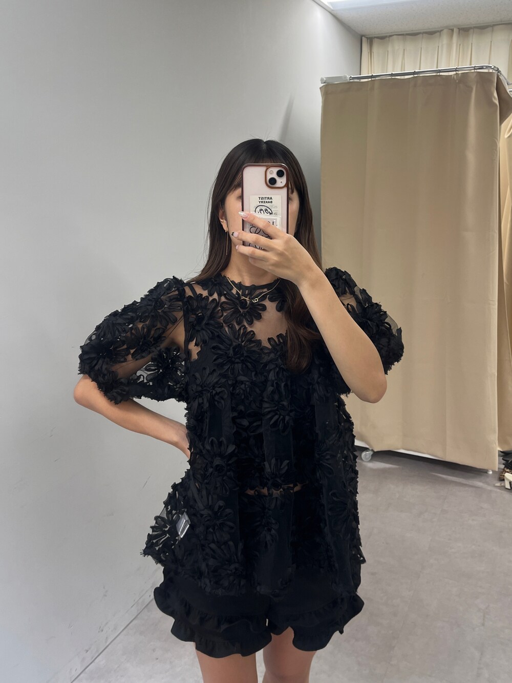 ブラック系のシャツ/ブラウス、ブラック系のその他パンツを着用したレディースの夏コーディネートの2枚目の写真