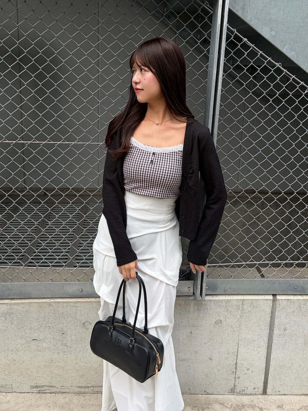 ブラック系のTシャツ/カットソー、ホワイト系のスカートを着用したレディースの冬コーディネートの2枚目の写真