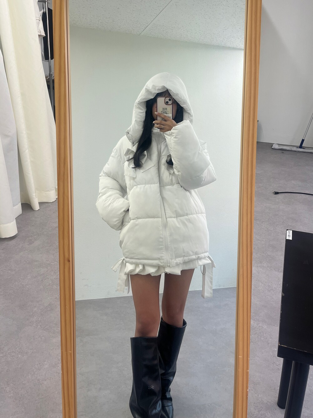 ホワイト系のブルゾンを着用したレディースの秋コーディネートの4枚目の写真