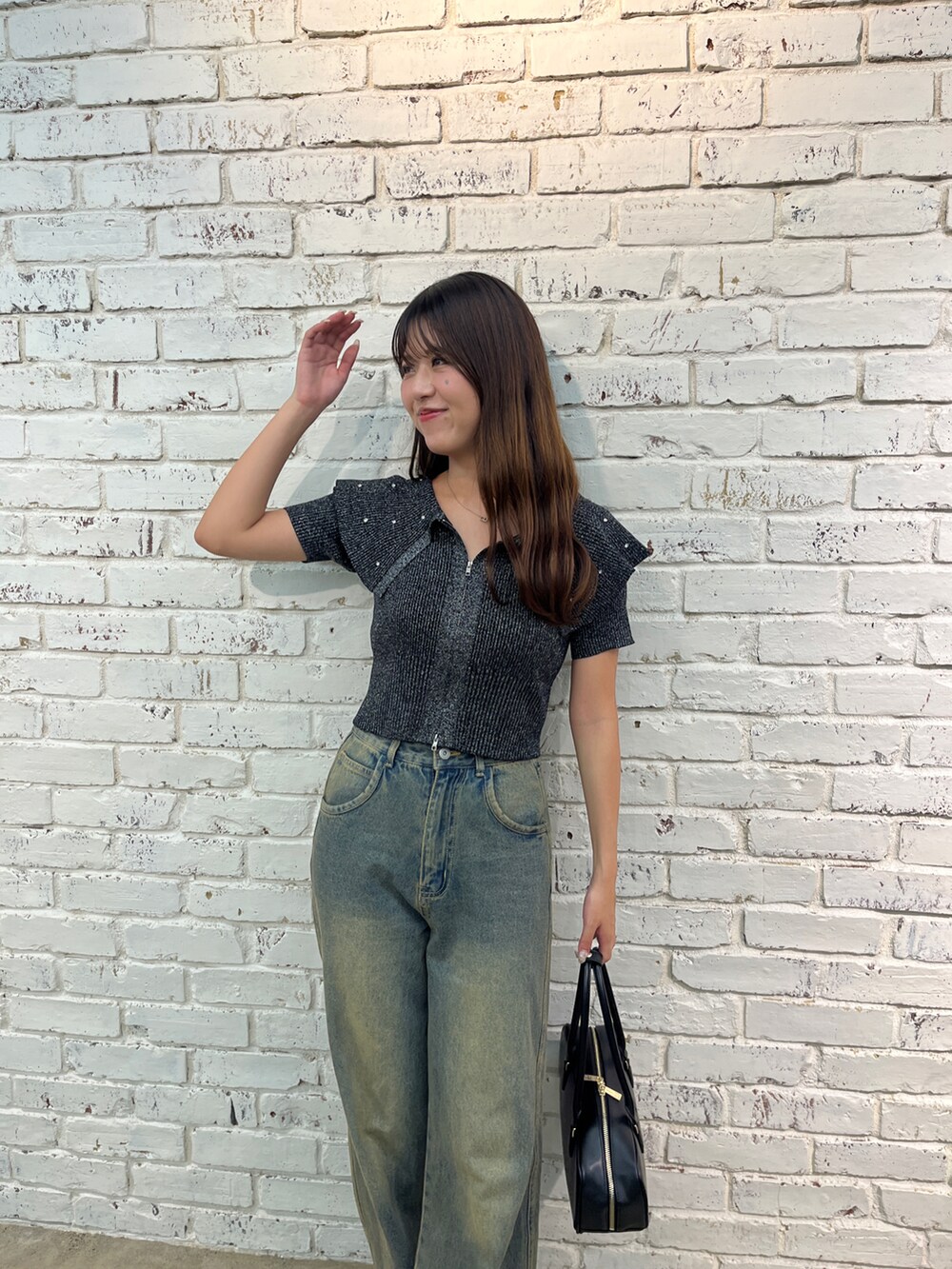 ブラック系のTシャツ/カットソー、その他のデニムパンツを着用したレディースの夏コーディネートの5枚目の写真