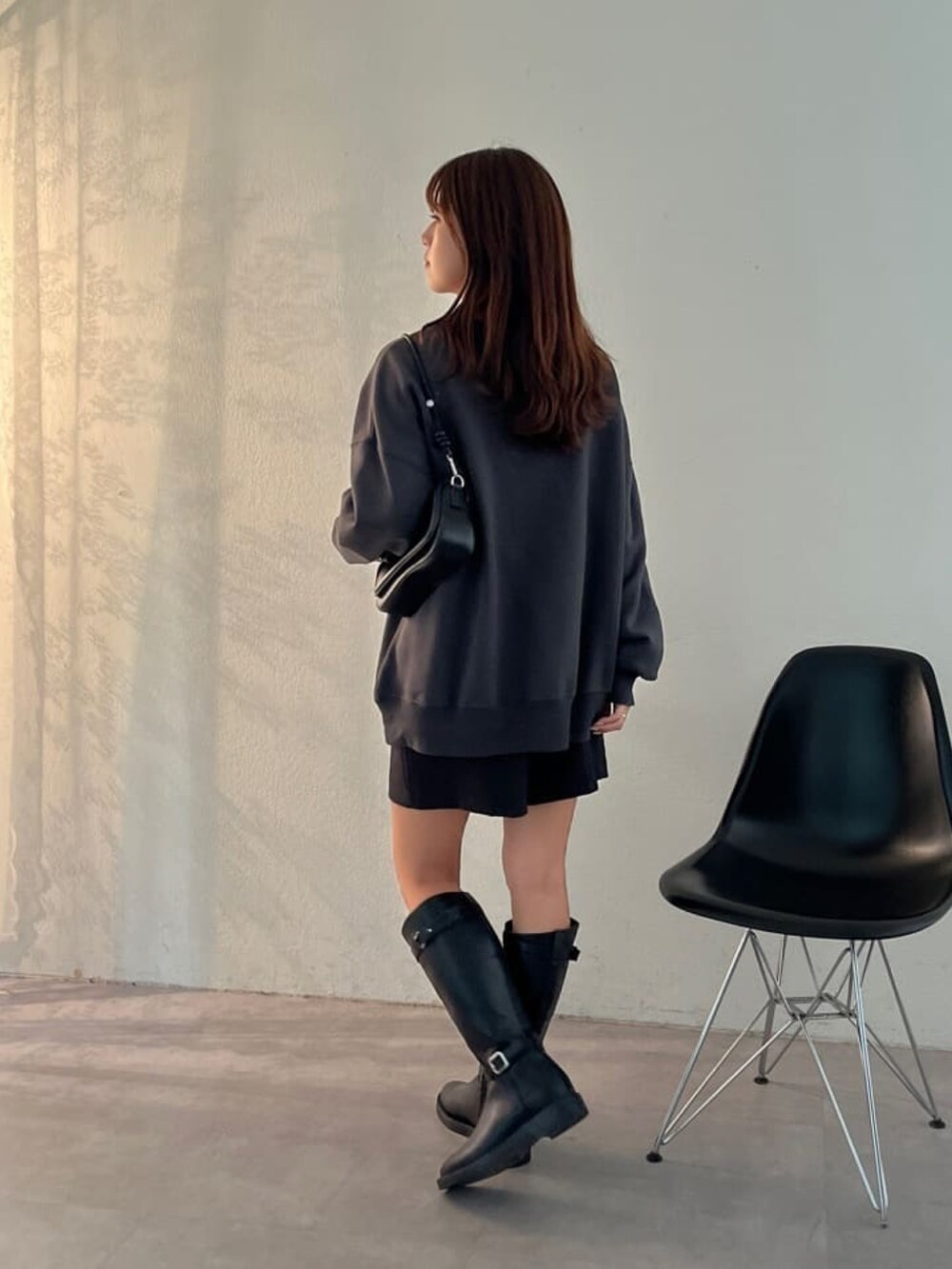 ブラック系のスウェットを着用したレディースの秋コーディネートの3枚目の写真