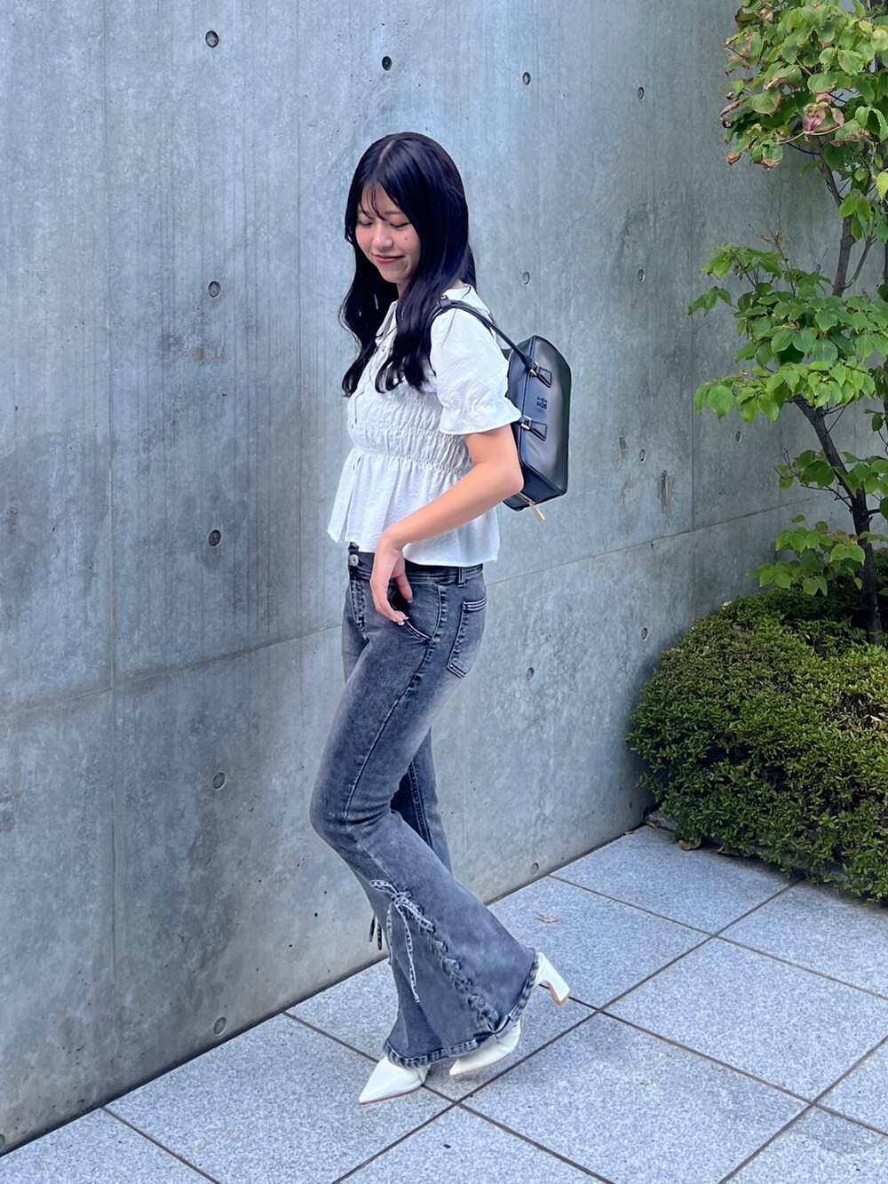 ホワイト系のシャツ/ブラウス、ブラック系のデニムパンツを着用したレディースの夏コーディネートの5枚目の写真