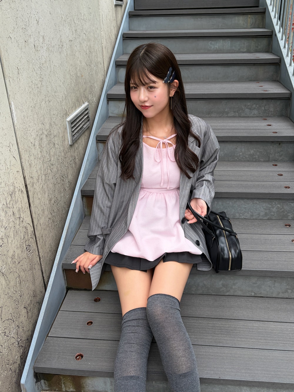 ピンク系のシャツ/ブラウス、その他のテーラードジャケット、ブラック系のスカートを着用したレディースの春コーディネートの2枚目の写真