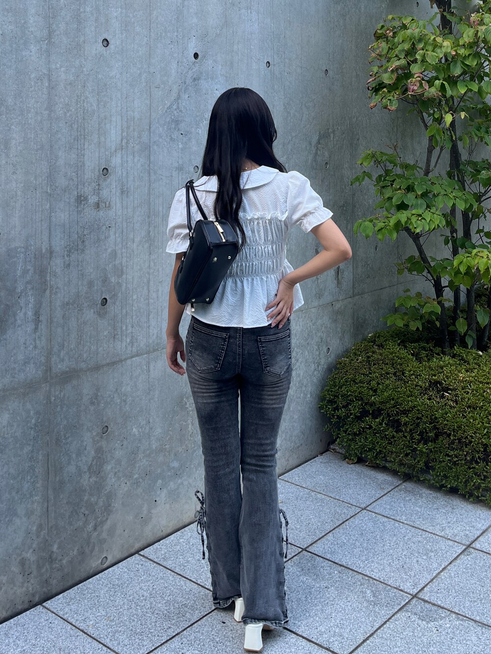 ホワイト系のシャツ/ブラウス、ブラック系のデニムパンツを着用したレディースの夏コーディネートの4枚目の写真