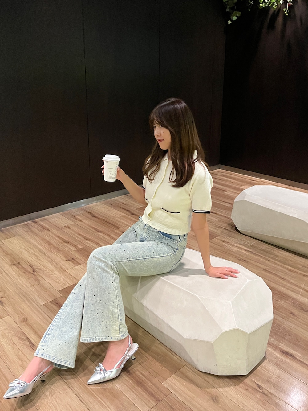 ホワイト系のワンピース、ブルー系のデニムパンツを着用したレディースの春コーディネートの5枚目の写真