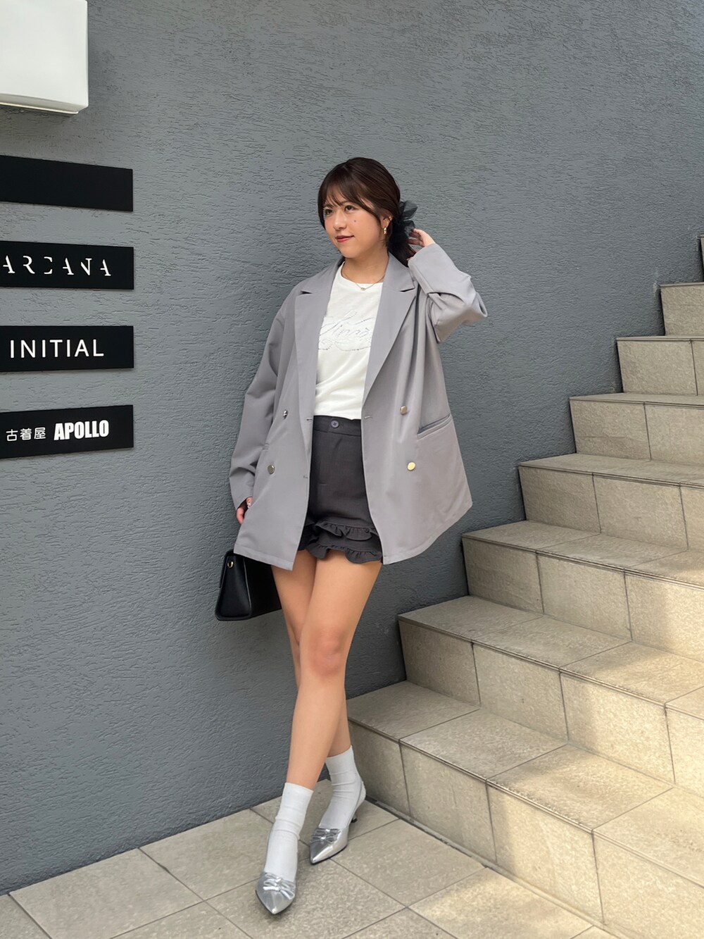 グレー系のテーラードジャケット、ホワイト系のTシャツ/カットソー、グレー系のその他パンツを着用したレディースの春コーディネートの4枚目の写真