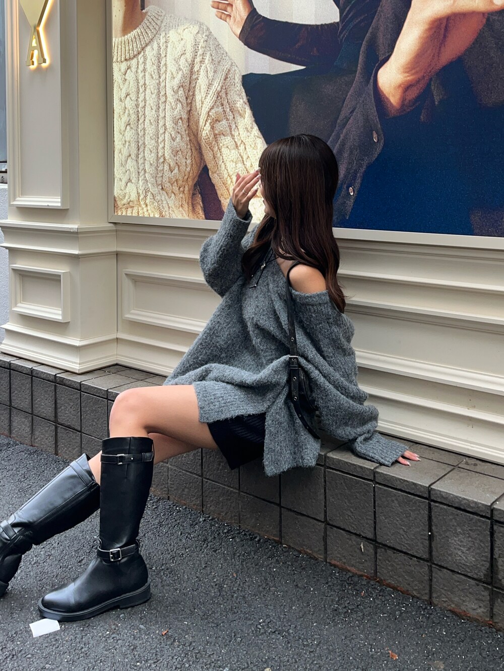 グレー系のニット/セーター、ブラック系のその他パンツを着用したレディースの秋コーディネートの4枚目の写真