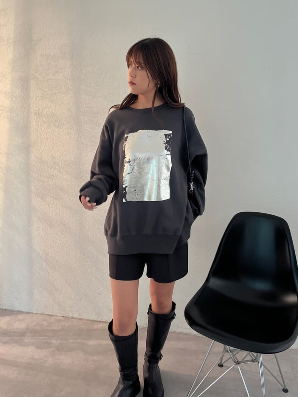 ブラック系のスウェットを着用したレディースの秋コーディネートの4枚目の写真