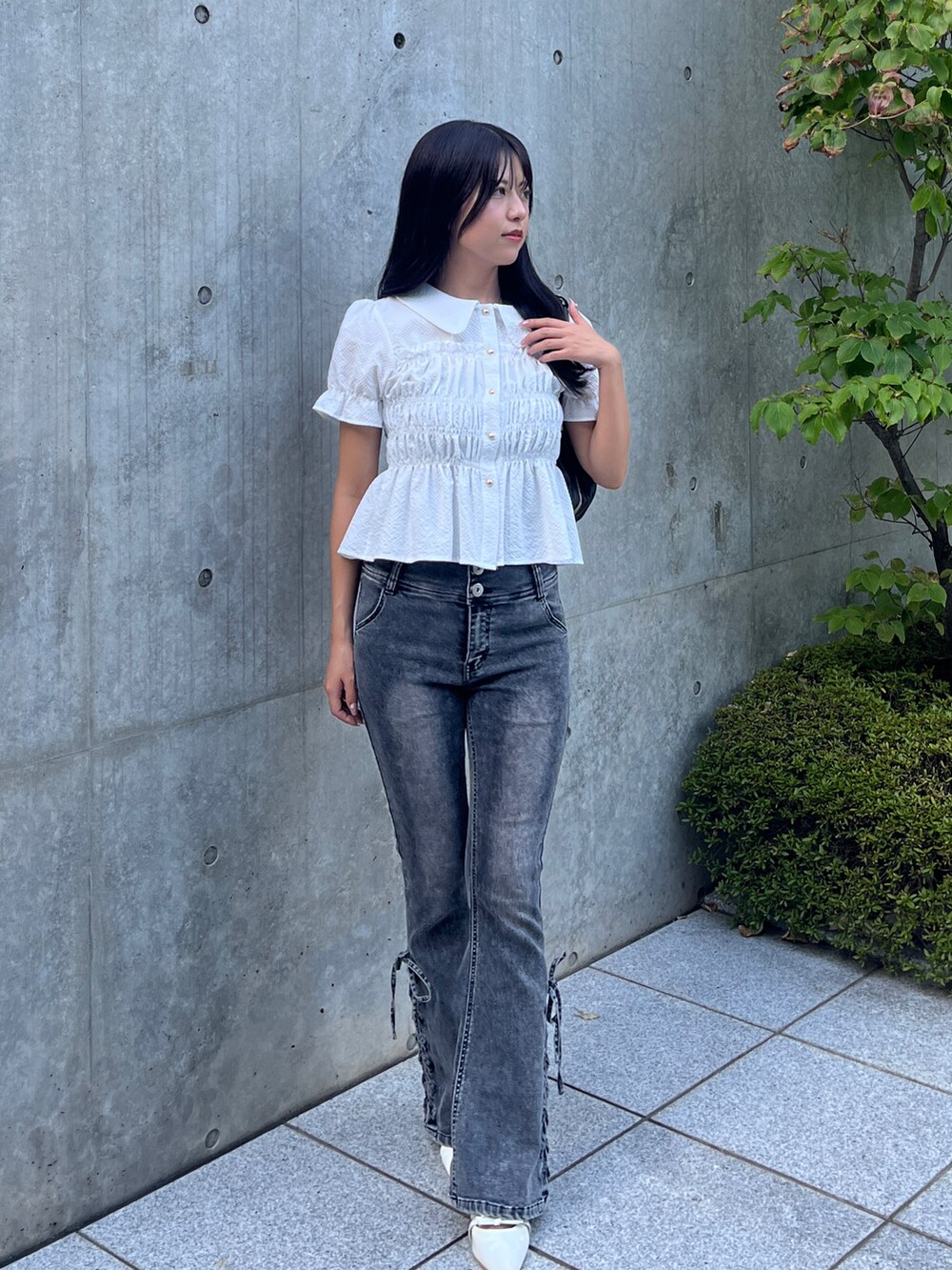 ホワイト系のシャツ/ブラウス、ブラック系のデニムパンツを着用したレディースの夏コーディネートの3枚目の写真