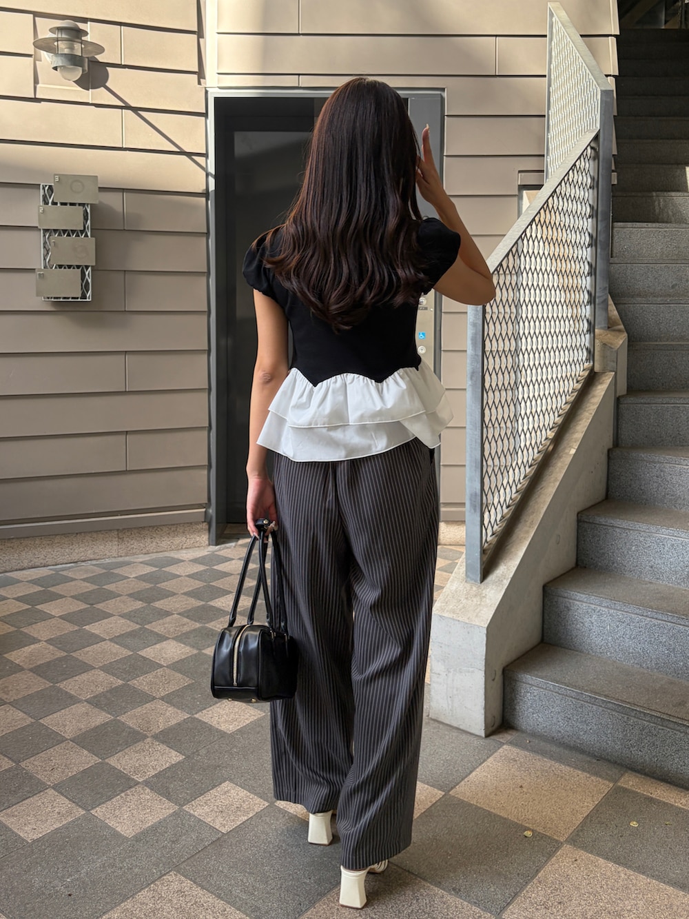 ブラック系のTシャツ/カットソーを着用したレディースの夏コーディネートの3枚目の写真