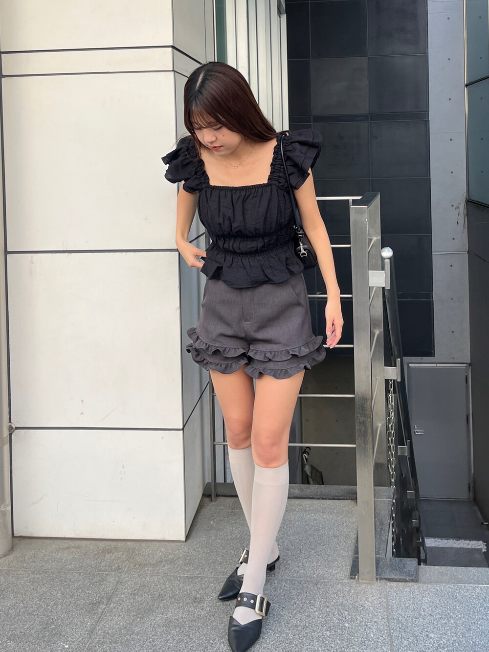 グレー系のその他パンツ、ブラック系のシャツ/ブラウスを着用したレディースの春コーディネートの2枚目の写真