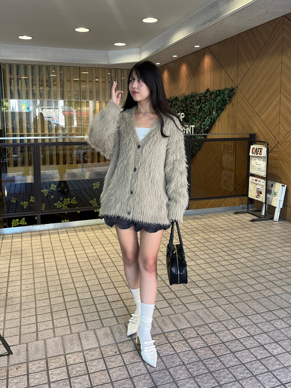 ベージュ系のカーディガン/ボレロを着用したレディースの夏コーディネートの4枚目の写真