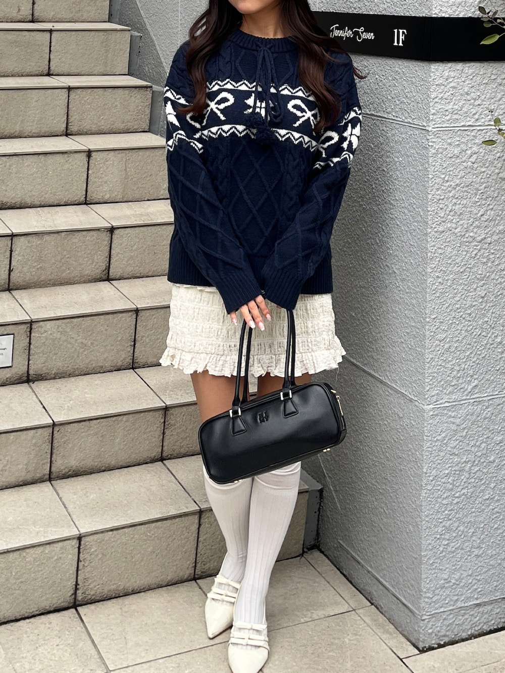 ブルー系のニット/セーターを着用したレディースの秋コーディネートの5枚目の写真