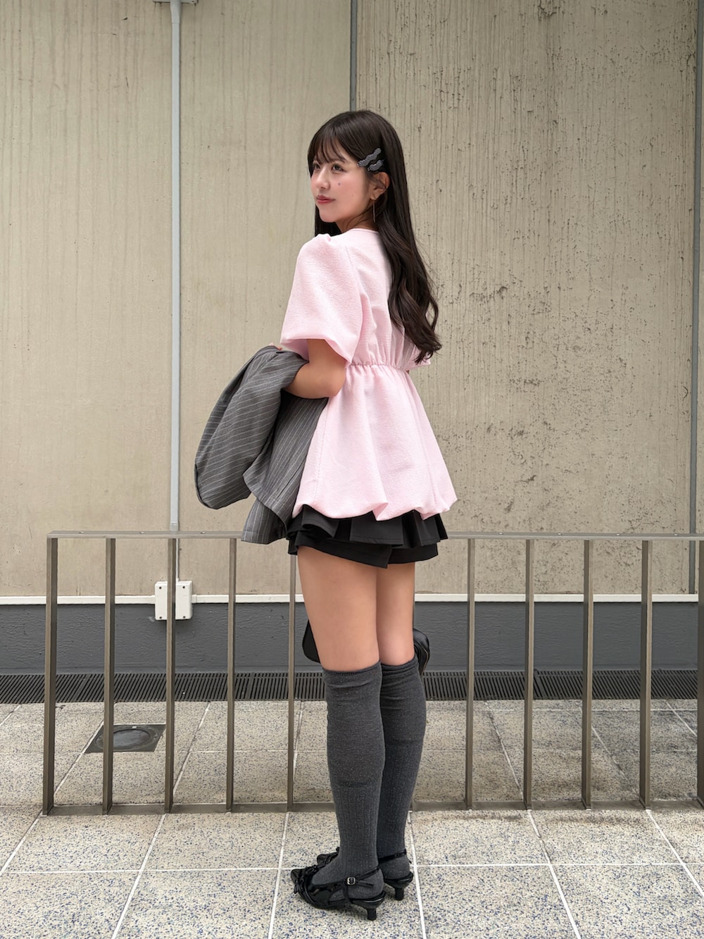 ピンク系のシャツ/ブラウス、その他のテーラードジャケット、ブラック系のスカートを着用したレディースの春コーディネートの4枚目の写真