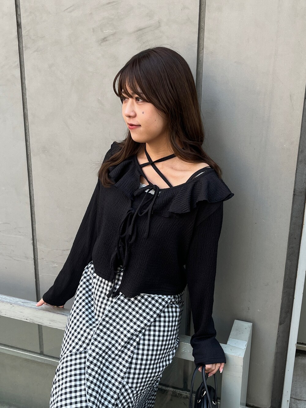 その他のスカート、ブラック系のTシャツ/カットソーを着用したレディースの春コーディネートの3枚目の写真