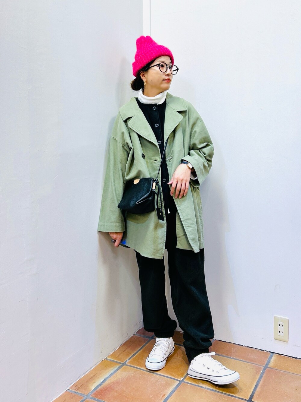 グレー系のスウェットパンツ、ピンク系のニットキャップ/ビーニーを着用したレディースの冬コーディネートの2枚目の写真