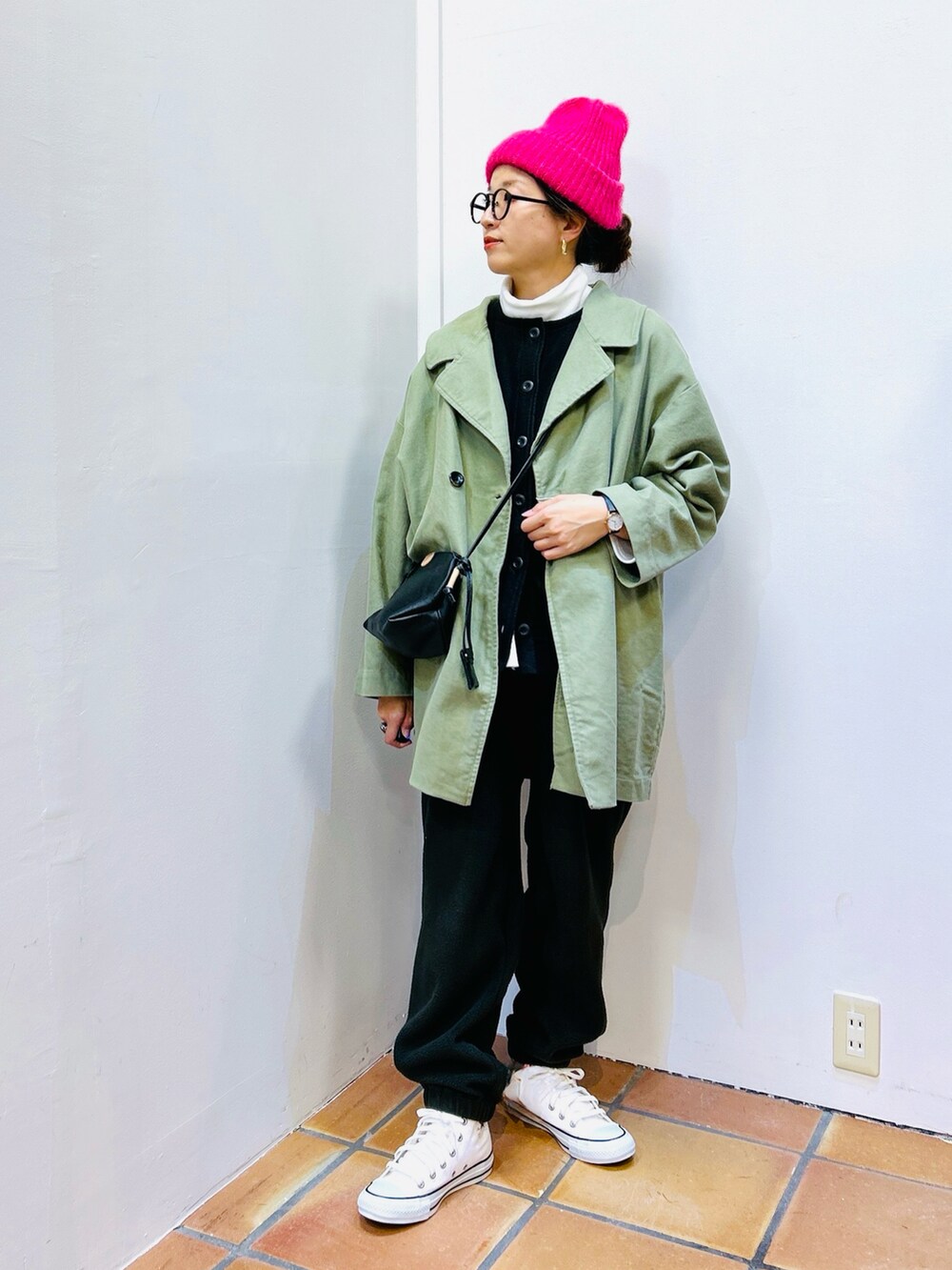 グレー系のスウェットパンツ、ピンク系のニットキャップ/ビーニーを着用したレディースの冬コーディネートの3枚目の写真