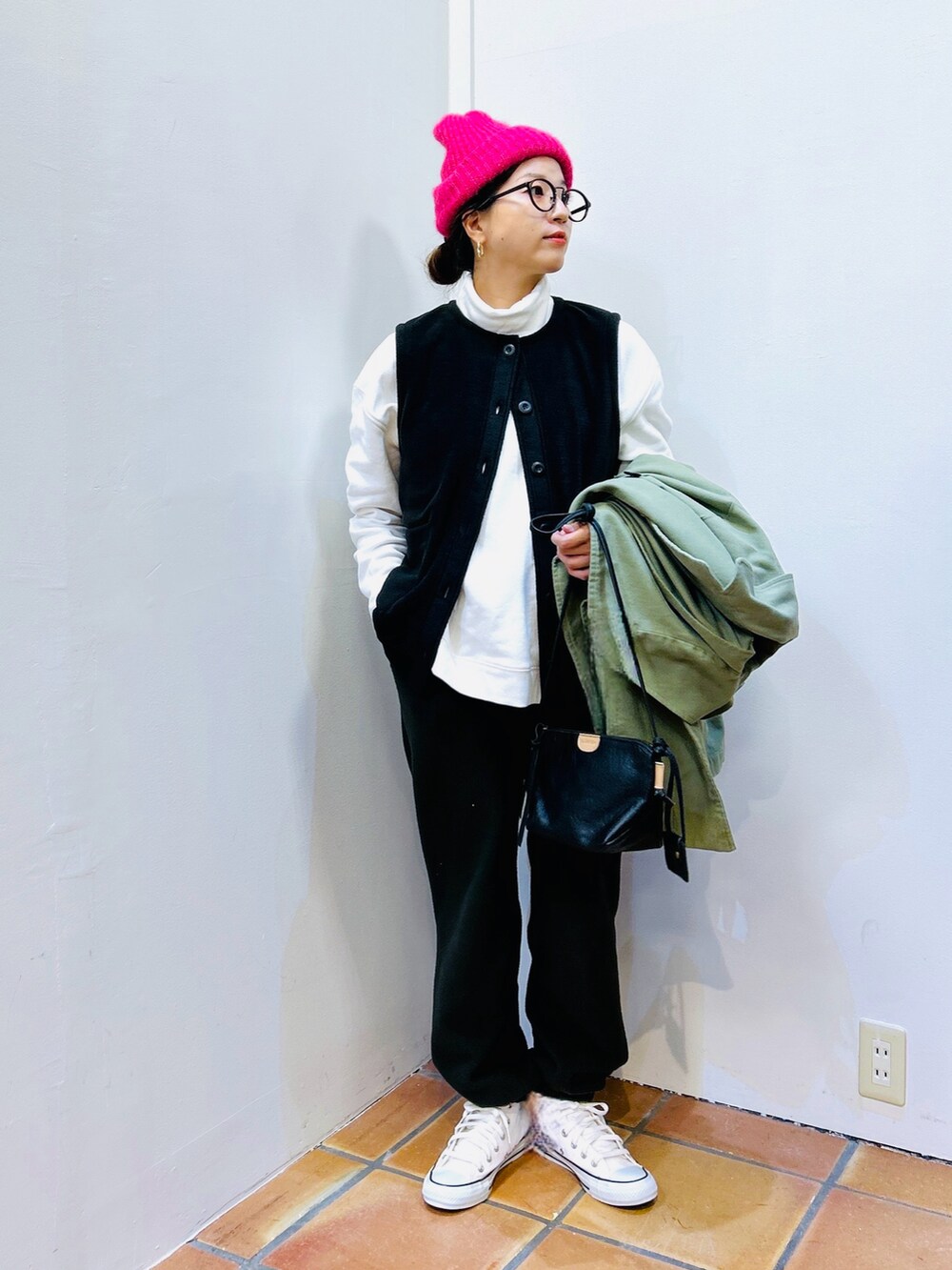 グレー系のスウェットパンツ、ピンク系のニットキャップ/ビーニーを着用したレディースの冬コーディネートの4枚目の写真