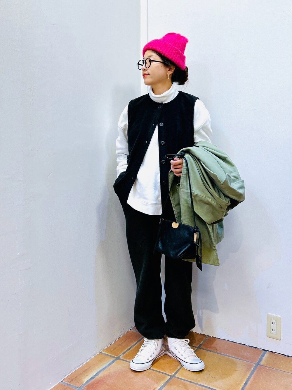 グレー系のスウェットパンツ、ピンク系のニットキャップ/ビーニーを着用したレディースの冬コーディネートの5枚目の写真