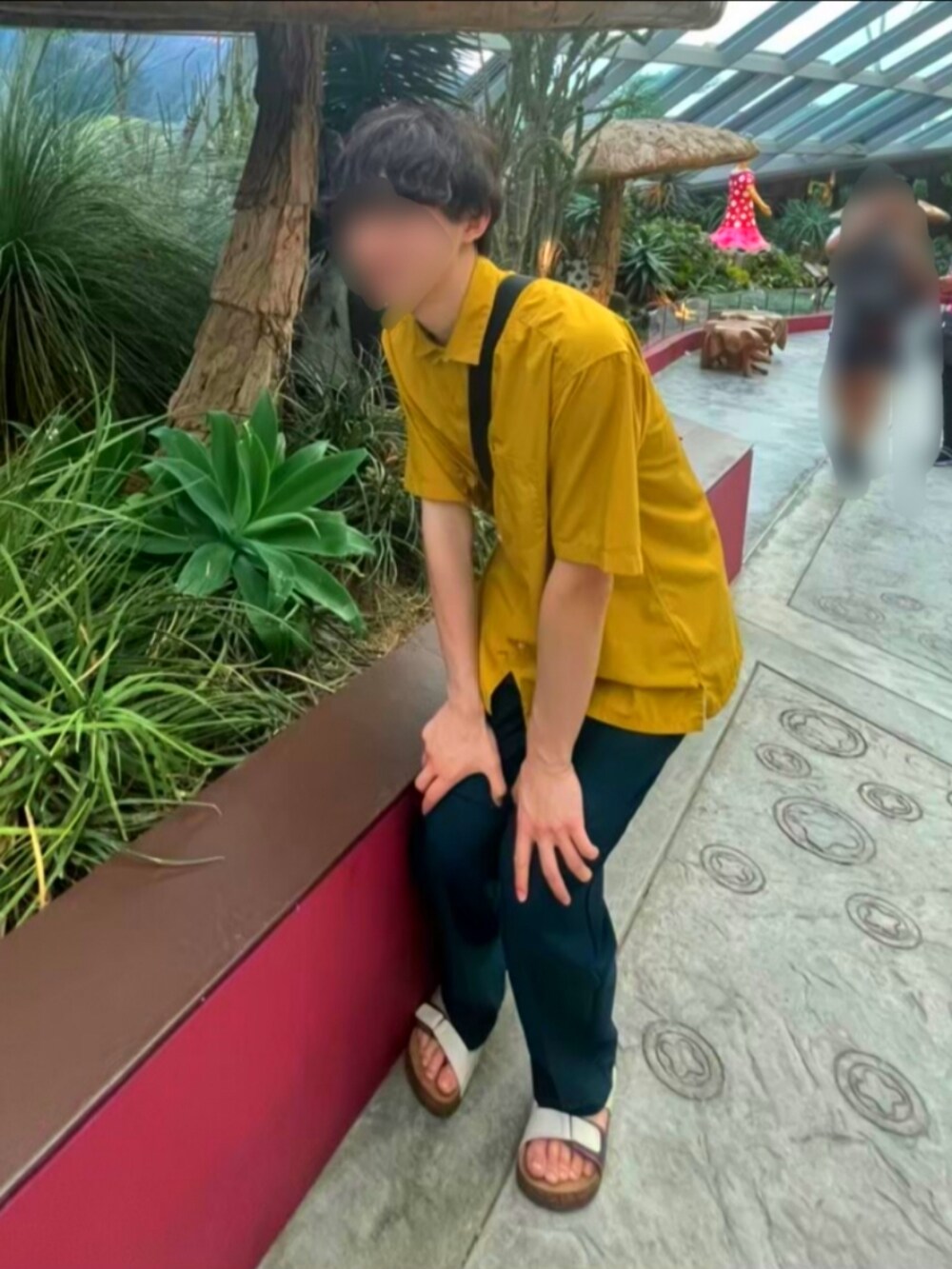 グリーン系のスラックス、ブラウン系のサンダル、イエロー系のシャツ/ブラウスを着用したメンズの夏コーディネートの2枚目の写真