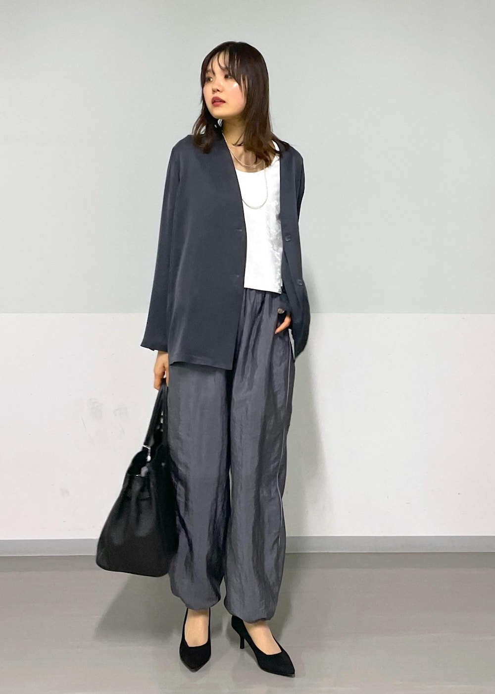 ホワイト系のTシャツ/カットソー、グレー系のその他パンツ、グレー系のノーカラージャケットを着用したレディースの冬コーディネートの8枚目の写真