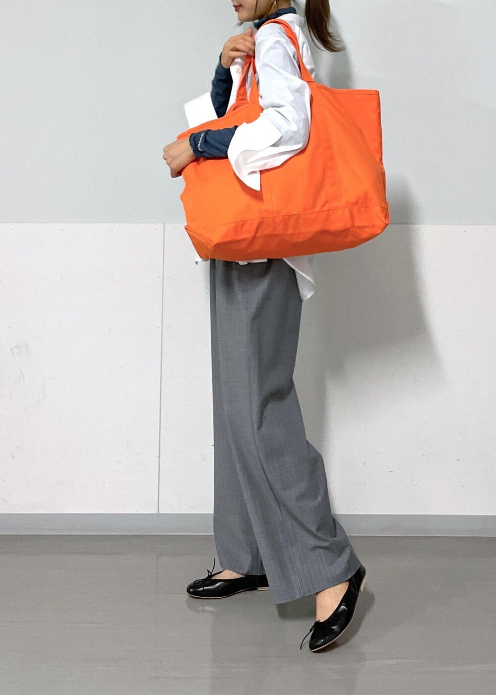 ブルー系のTシャツ/カットソー、グレー系のスラックス、ホワイト系のシャツ/ブラウスを着用したレディースの夏コーディネートの10枚目の写真