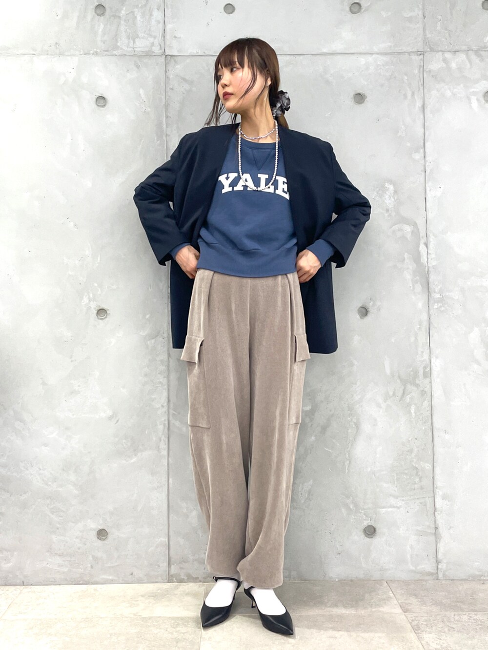 ブルー系のジャケット/アウター、ブルー系のトップス、ベージュ系のカーゴパンツを着用したレディースの秋コーディネートの4枚目の写真