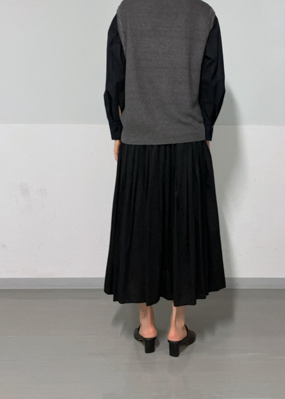 ブラック系のサンダル、ブラック系のシャツ/ブラウス、グレー系のニット/セーターを着用したレディースの夏コーディネートの5枚目の写真