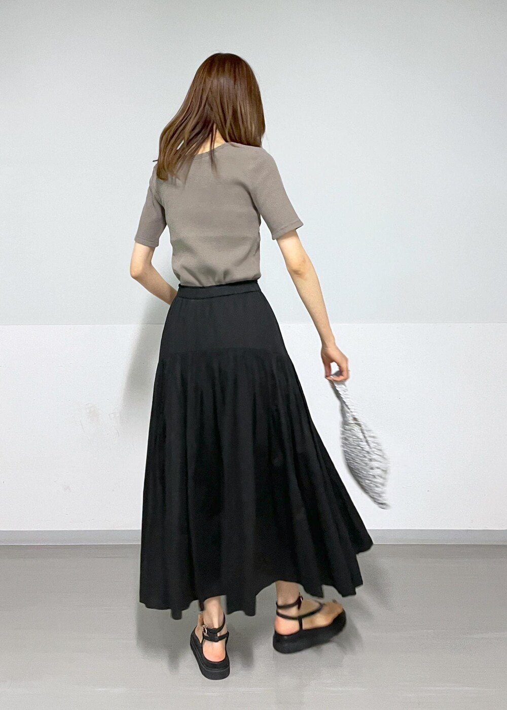 ブラック系のサンダル、ブラック系のスカート、グレー系のTシャツ/カットソーを着用したレディースの春コーディネートの3枚目の写真