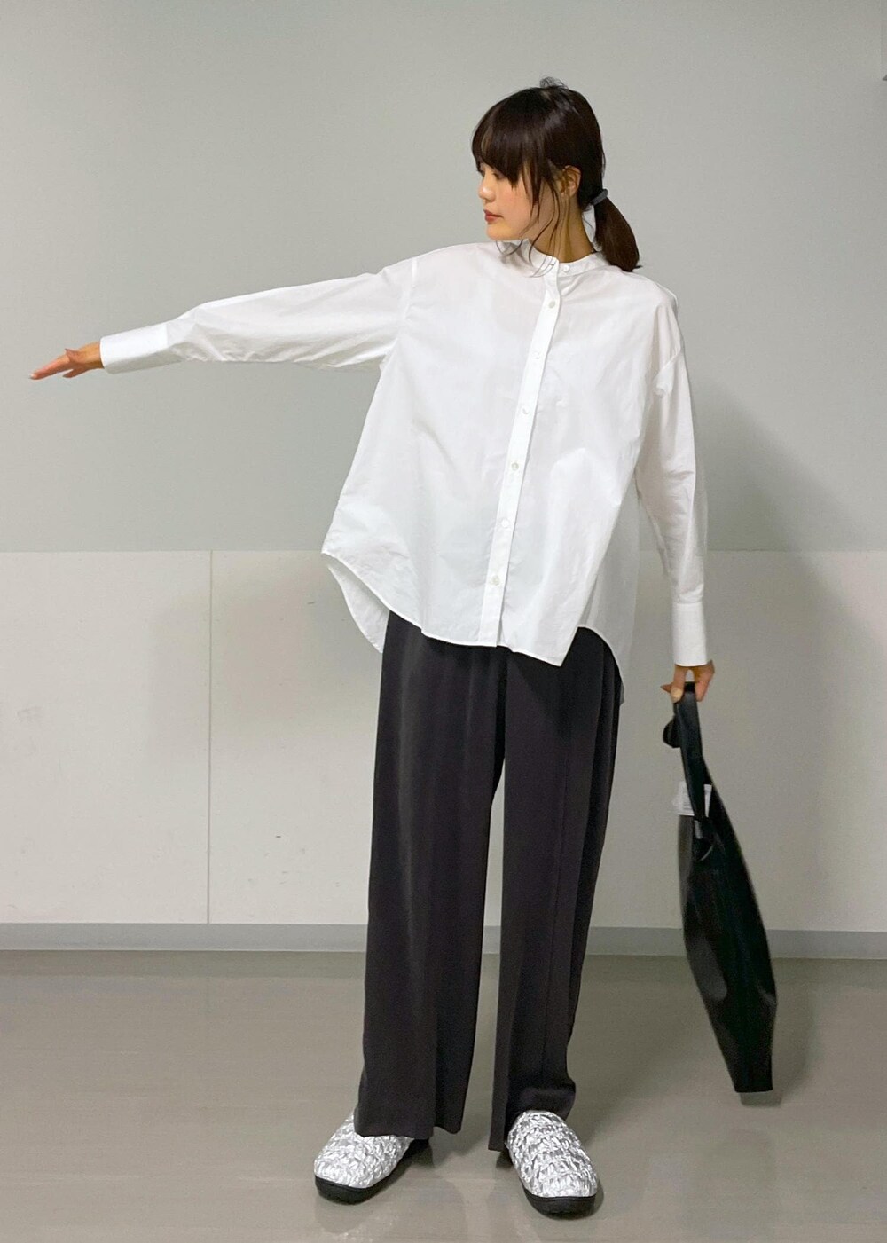ホワイト系のシャツ/ブラウス、グレー系のその他パンツ、ブラック系のトートバッグを着用したレディースの秋コーディネートの6枚目の写真