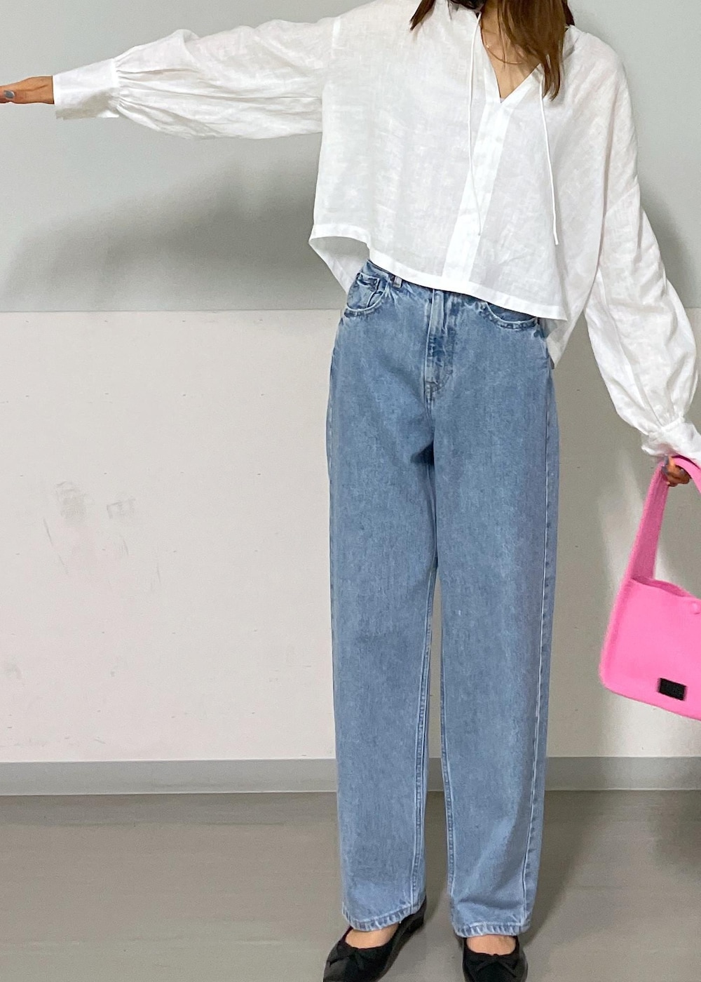 グレー系のタンクトップ、ピンク系のハンドバッグ、ホワイト系のシャツ/ブラウスを着用したレディースの夏コーディネートの6枚目の写真