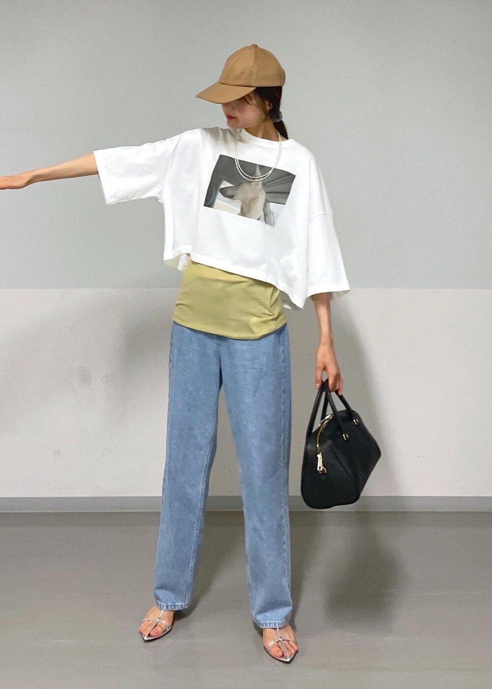 シルバー系のサンダル、ホワイト系のTシャツ/カットソー、イエロー系のキャミソールを着用したレディースの夏コーディネートの8枚目の写真