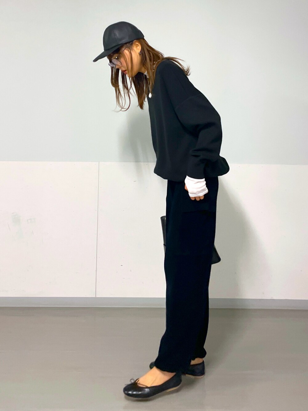 ブラック系のスウェット、ブラック系のカーゴパンツ、ホワイト系のTシャツ/カットソーを着用したレディースの秋コーディネートの3枚目の写真